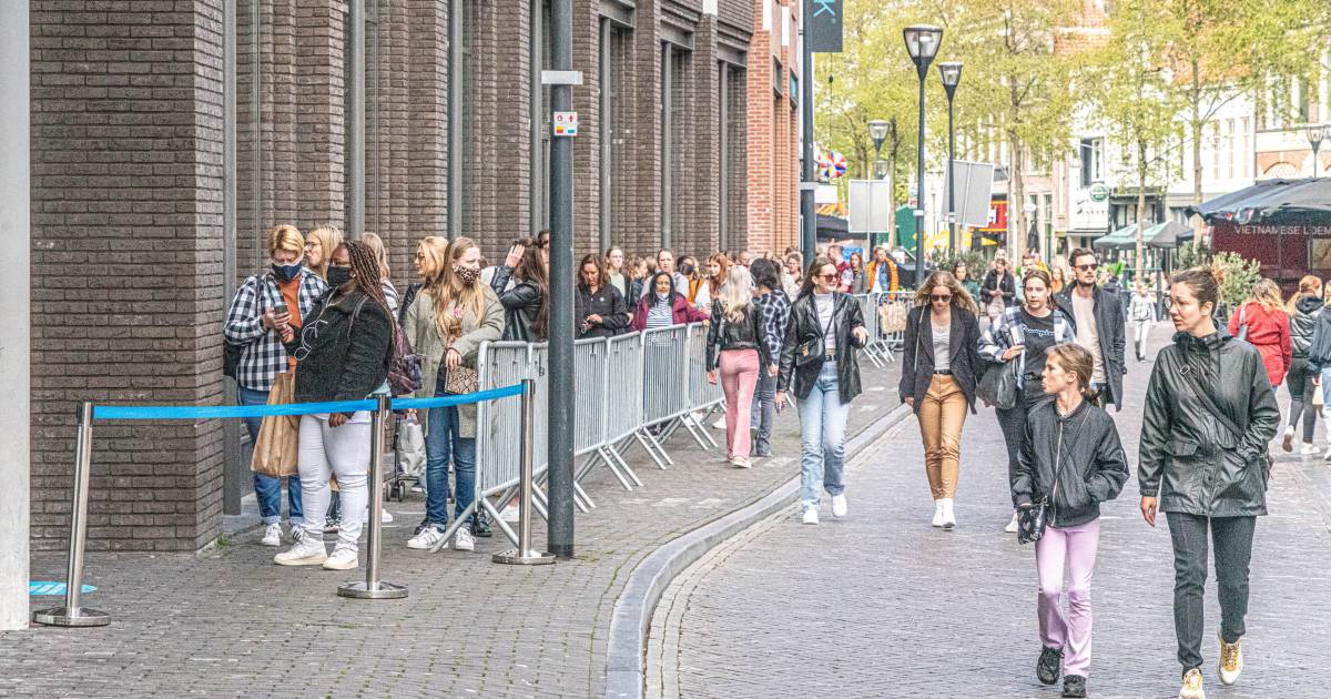 In een drukke rij wachten voor een winkel: hoeveel risico loop ik om