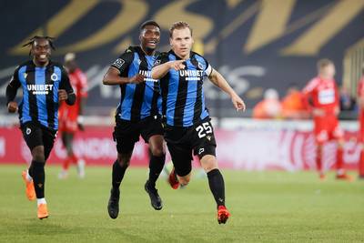 Ruud Vormer is terug de oude: aanvoerder Club Brugge  laat de netten twee keer trillen tegen KV Kortrijk, blauw-zwart is voorlopig alleen leider