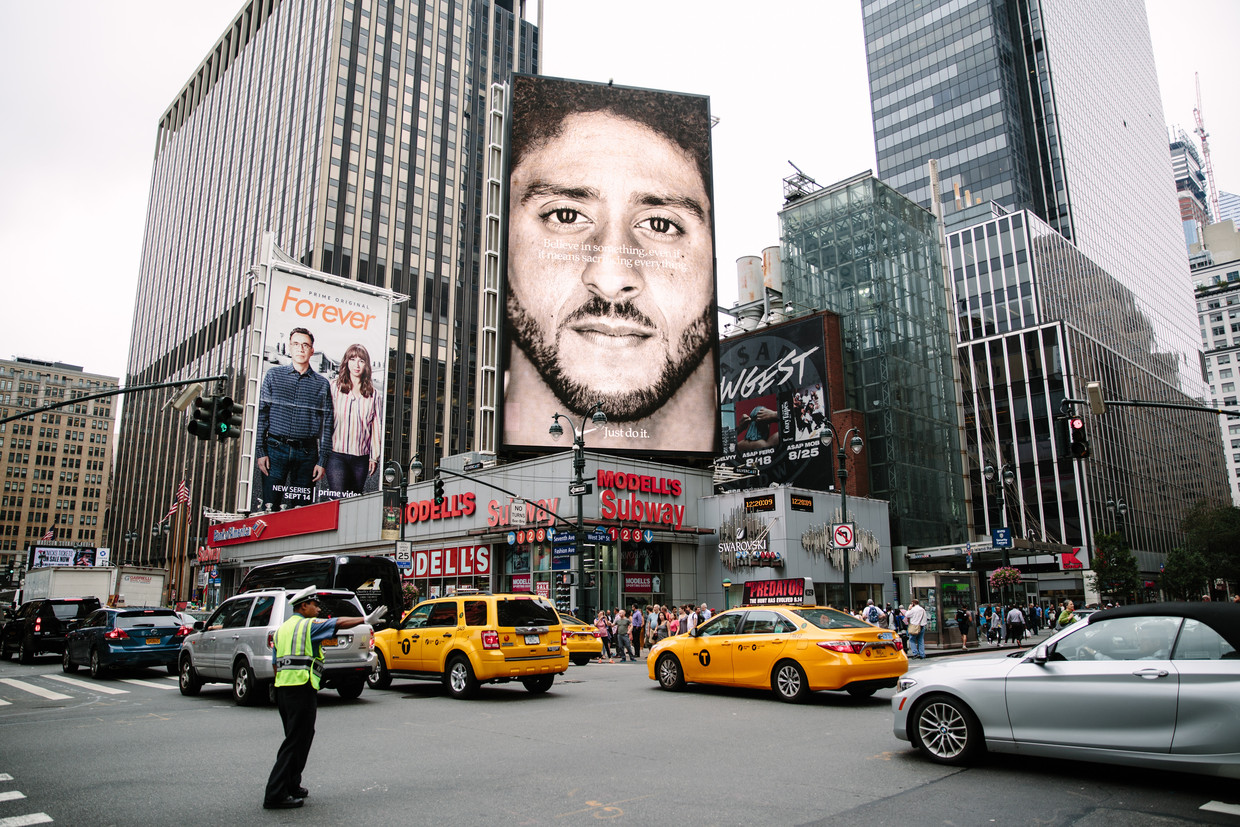 Colin Kaepernick is een van de gezichten van een reclamecampagne van Nike. Hier is hij close-up te zien op een billboard in Manhattan, New York. Beeld EPA