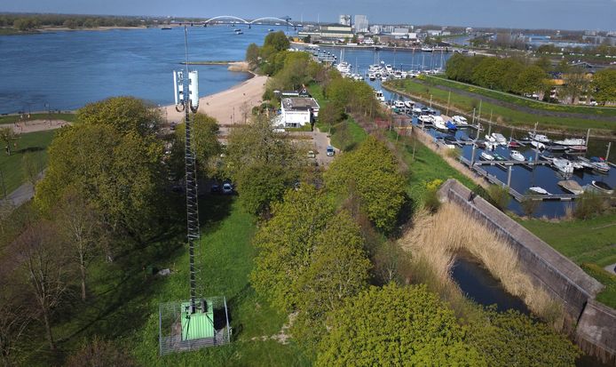 De KPN-mast Buiten de Waterpoort.