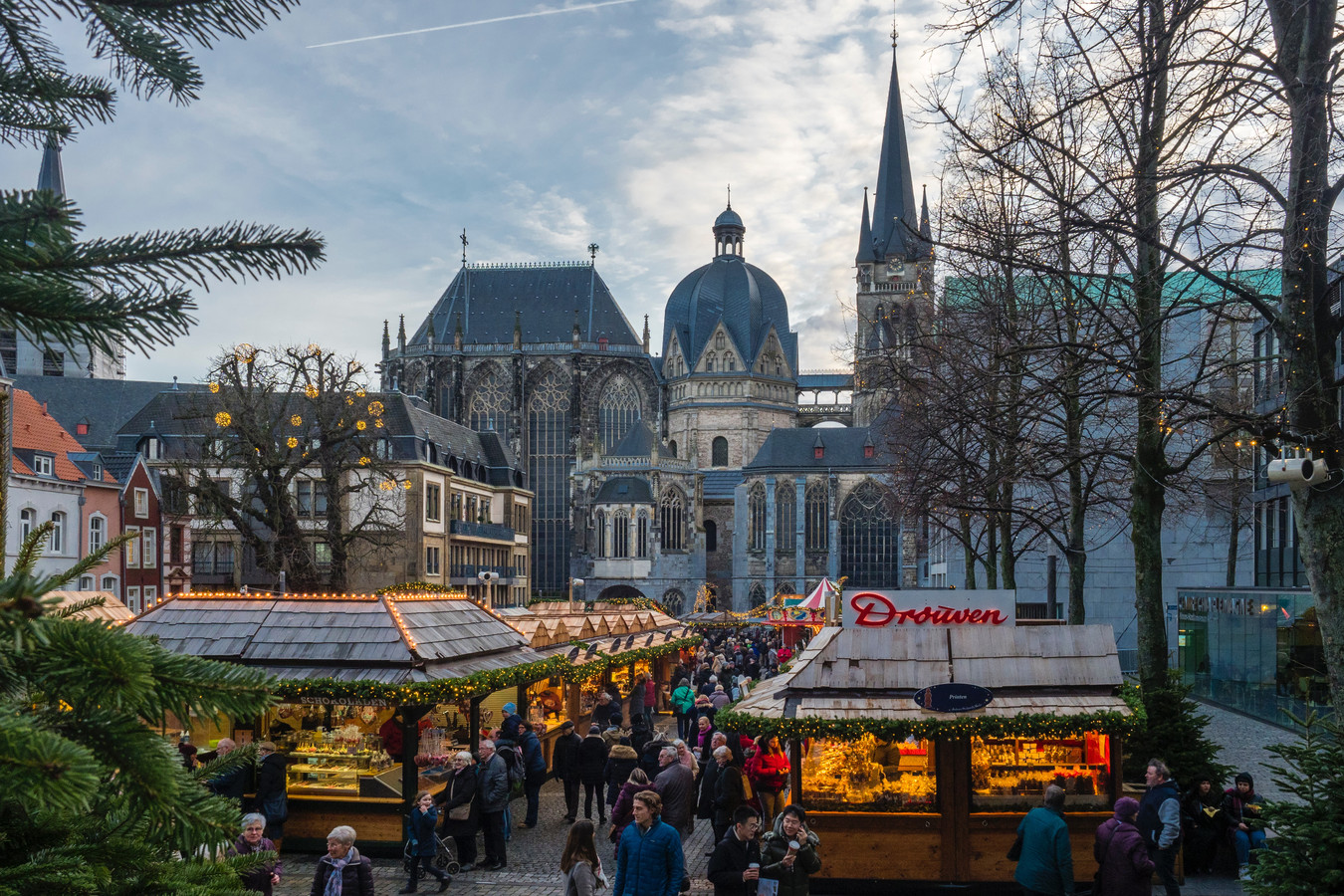 Met de bus of trein naar de kerstmarkt in Düsseldorf, Keulen, Aken en