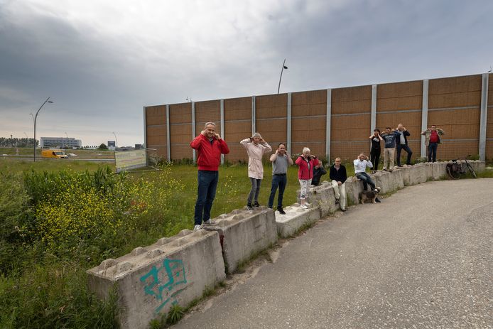 Bewoners van de wijk Blixembosch bij het gat tussen het nieuwe geluidsscherm en de geluidswal