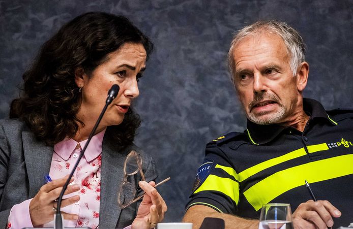Burgemeester Femke Halsema en Jan Pronker, politie Amsterdam, tijdens de raadsvergadering.