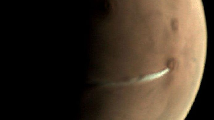 De wolk bij vulkaan Arsia Mons op Mars.