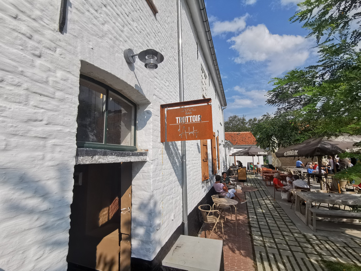 Inwoners Oudenburg verkennen gerenoveerde Abdijhoeve | Foto | hln.be