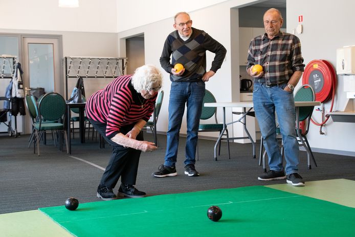 Gespannen gezichten tijdens een pot koersbal in Oostburg. Gerarda Meulblok (79) speelt al ruim 20 jaar koersbal en zou het voor geen goud willen missen.
