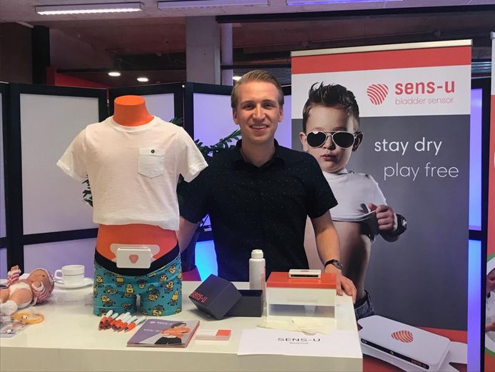 Paul van Leuteren, technische geneeskundige bij een stand van SENS-U, de Nijmeegse blaasscan