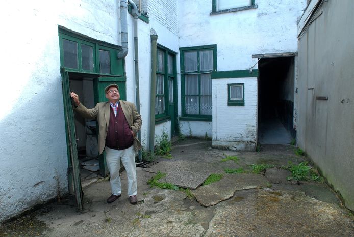 Jan Joosen, bij de voormalige stalhouderij  in de Menno van Coehoornstraat in Breda.