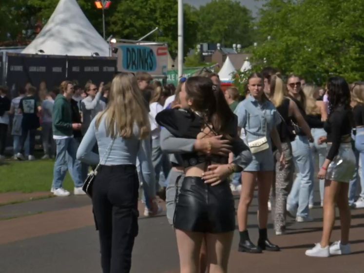 Deze festivalbezoekers in Enschede genieten van hun vrijheid