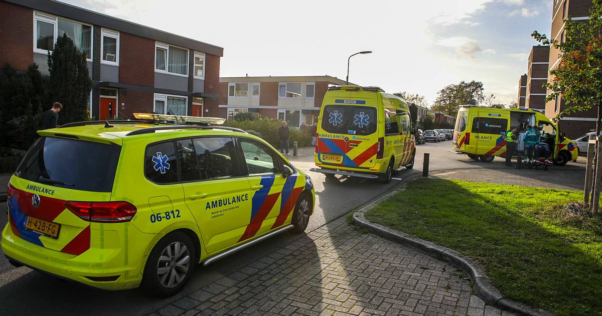 Man raakt zwaarge­wond na ongelukki­ge val met fiets vlak bij druk winkelcentrum in Apeldoorn.