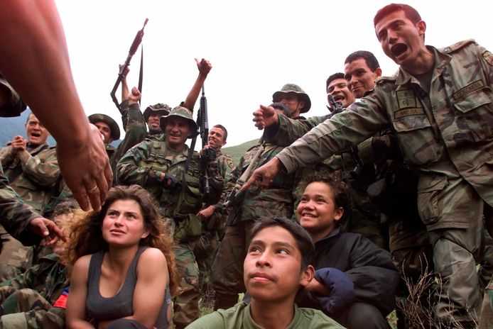 Colombiaanse soldaten omringen drie jonge FARC-rebellen in december 2000.