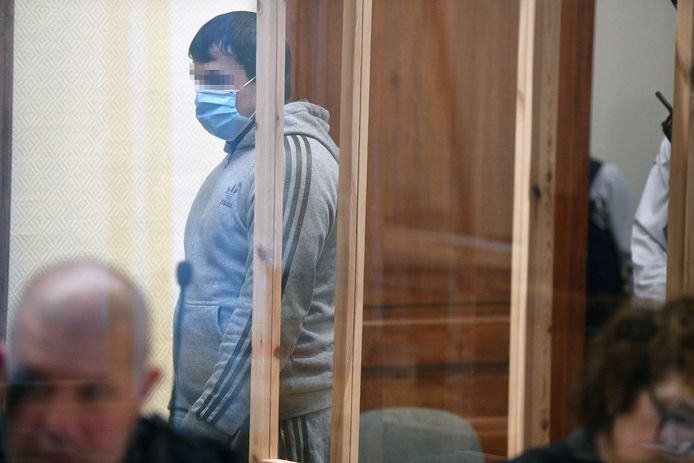 Beschuldigde Lecha Sultakhanov wordt de assisenzaal binnengeleid.