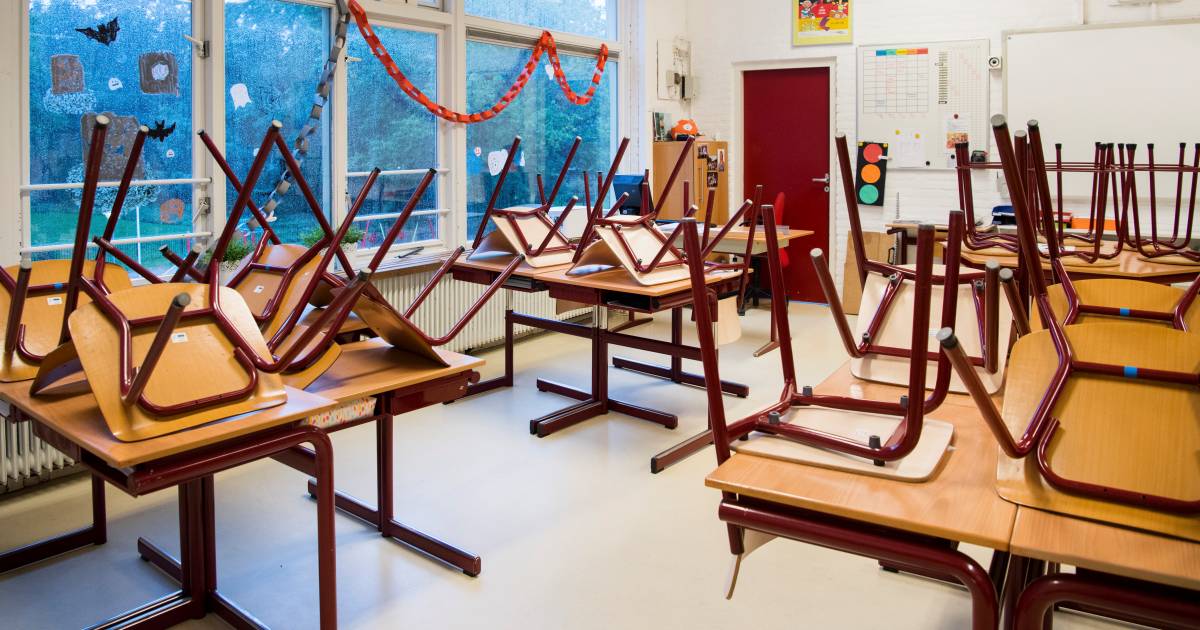 School in Leerbroek aan rand van het dorp