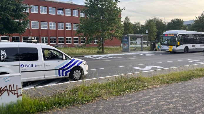 De politie begeleidde de bus naar het station.