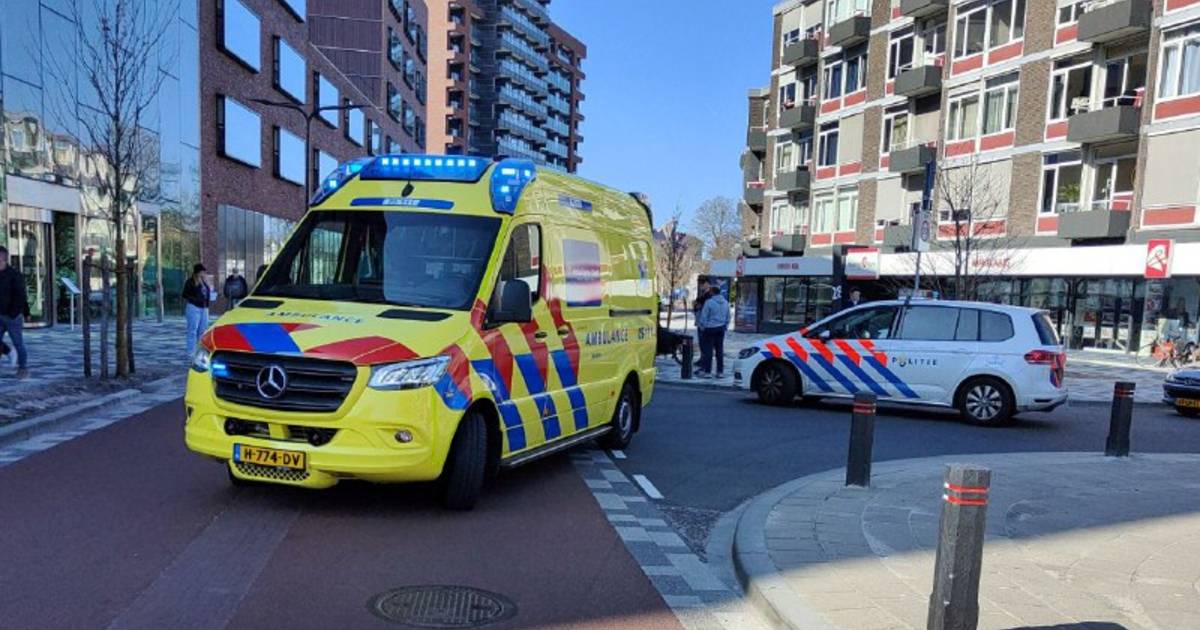 Fietser met spoed naar ziekenhuis na botsing met andere tweewieler in Enschede.