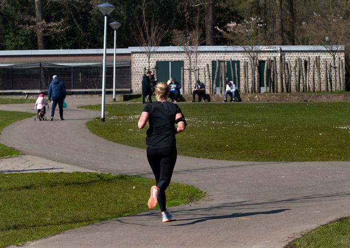 Er wordt door veel mensen gesport in het Warandepark in Helmond.
