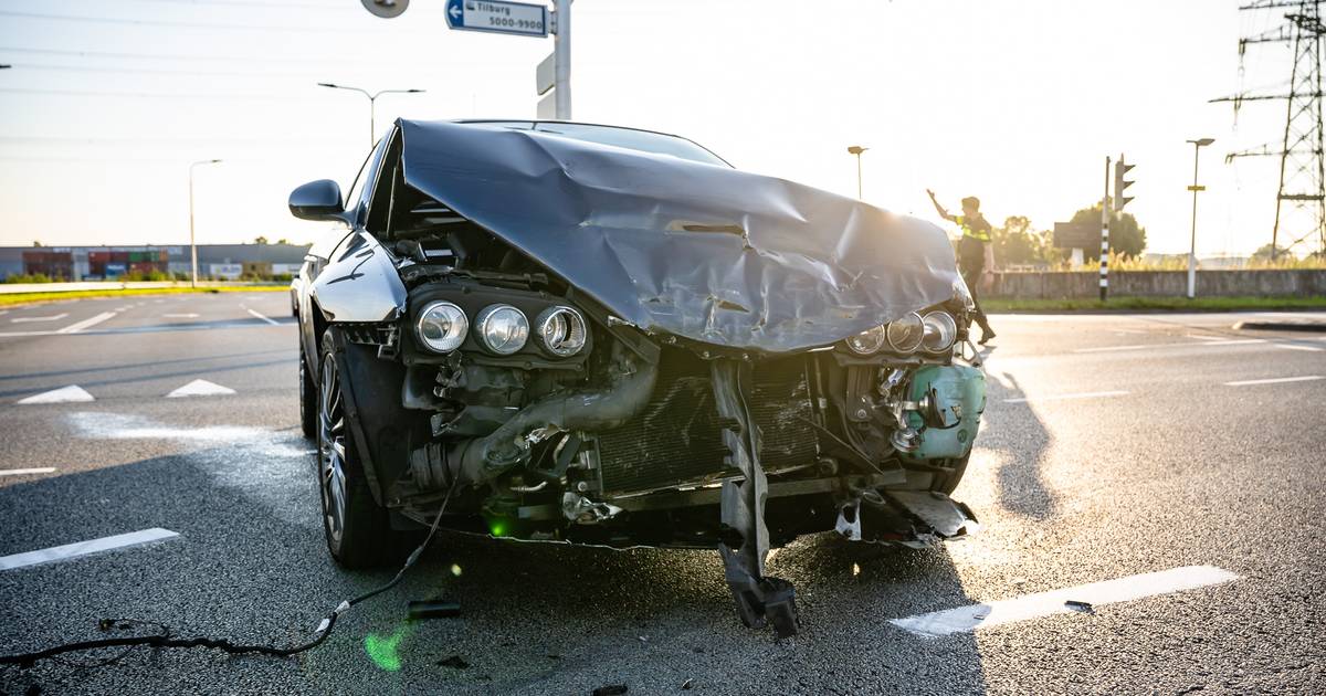 Automobilist gewond en twee autos total loss bij botsing in Berkel-Enschot.
