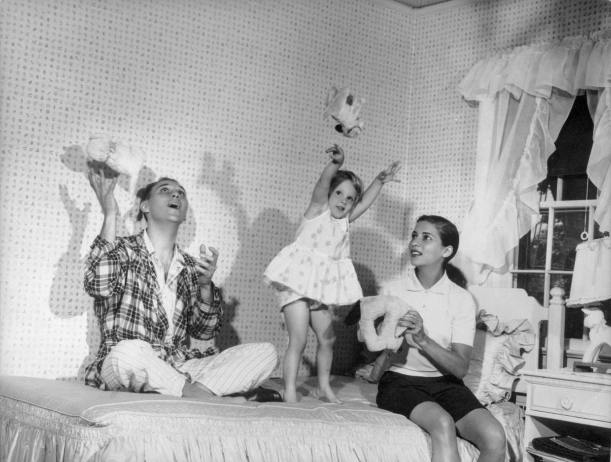 Ruth Bader Ginsburg in 1958 met haar echtgenoot Martin en hun dochter Jane.  Beeld AP