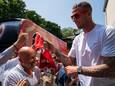 Toby Alderweireld groet de Antwerpsupporters die verzameld staan aan het districtshuis in Deurne.
