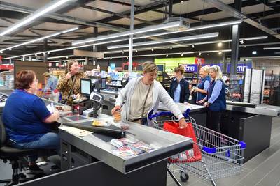 Topdrukte bij opening Aldi en Albert Heijn Zegge: ein-de-lijk kunnen klanten zelf binnenkijken