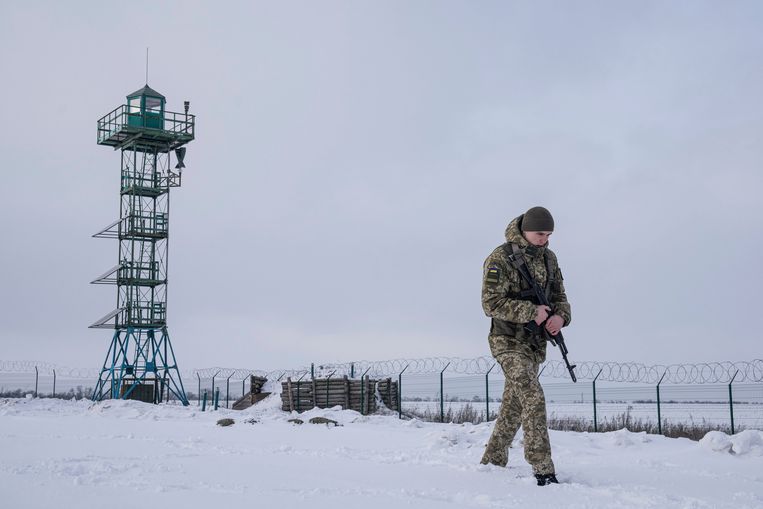 Aan de Oekraïense grens bij Hoptivka is het leger alert op Russische activiteit aan de andere zijde.  Beeld AP/Evgeniy Maloletka