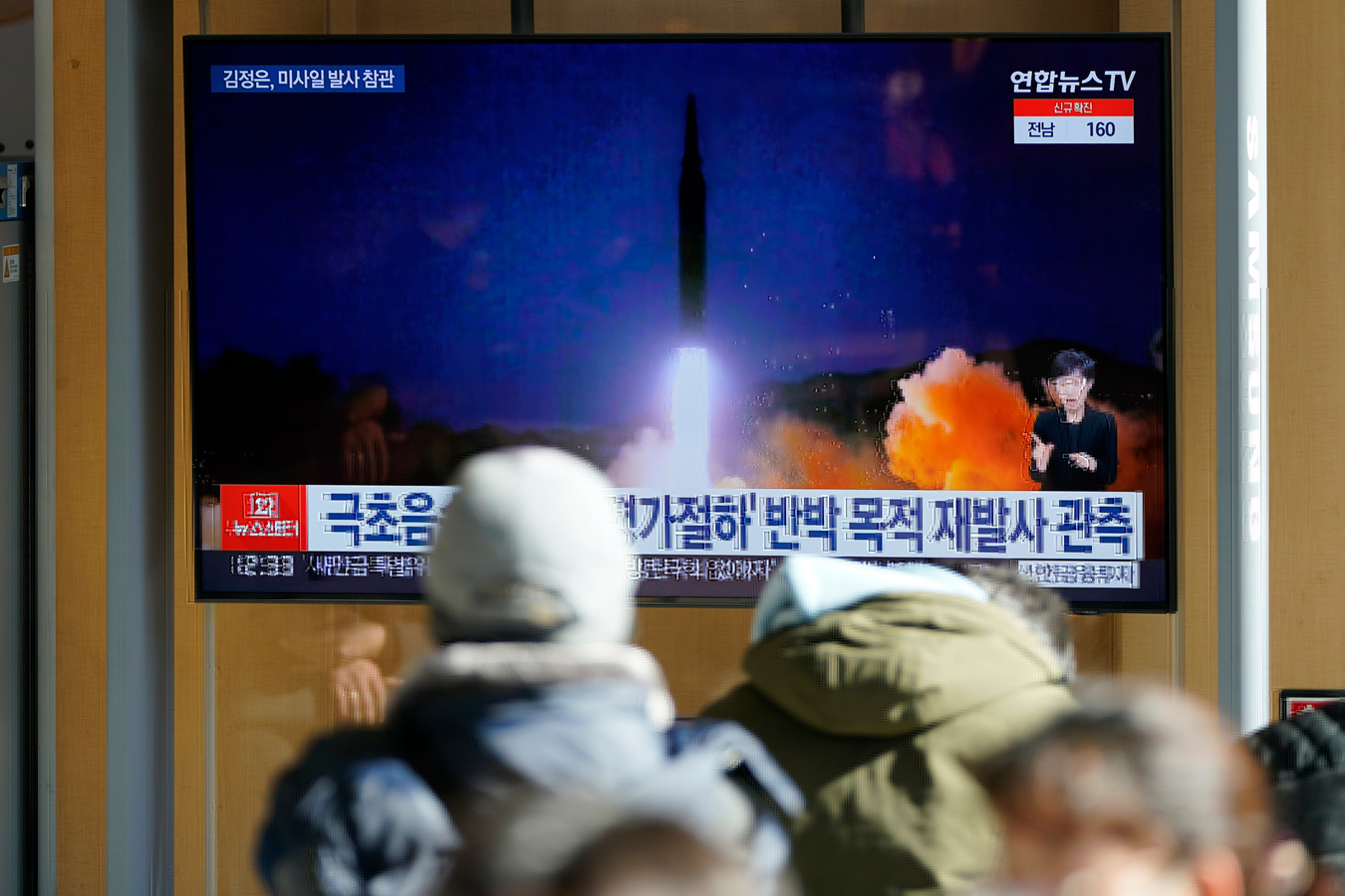Des passants regardant un reportage sur le lancement du missile nord-coréen à Séoul, le 12 janvier.