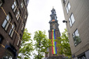 Een regenboogvlag aan de Westertoren, als onderdeel van de Find all Flags-tour. De Pride kan wegens het coronavirus niet doorgaan. Als alternatief kunnen geïnteresseerden een route langs 18 vlaggen lopen.