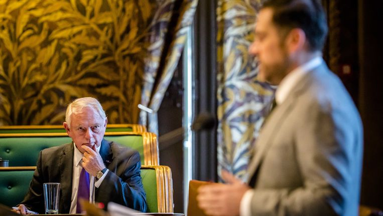 50Plus-senator Nagel in de Eerste Kamer luistert naar staatssecretaris Dijkhoff. Beeld anp
