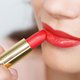 Door deze kleine lippenstiftfoutjes kun je er (veel) ouder uitzien