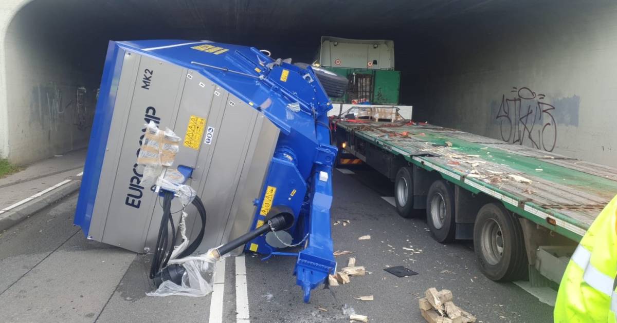 Verkeershinder bij Zevenaar: gekanteld landbouwvoertuig blokkeert viaduct onder de A12.