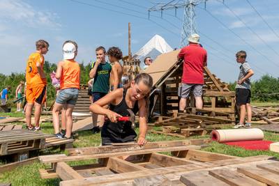 Ranja, chips en ijsjes als beloning voor timmerende kinderen die afzien in de hitte
