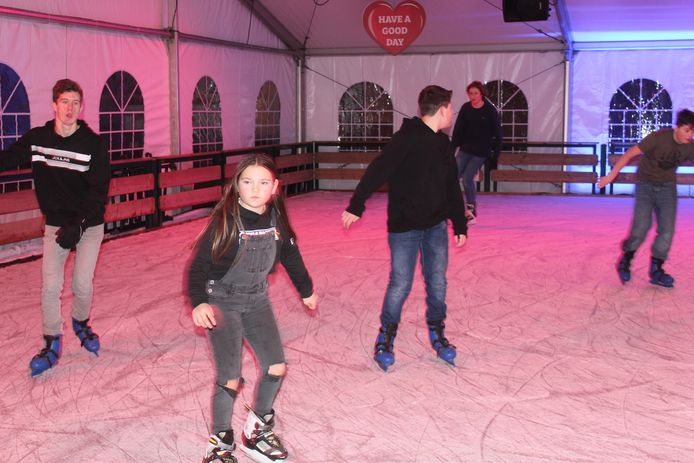 De eerste schaatsers op de ijspiste Maldegem.