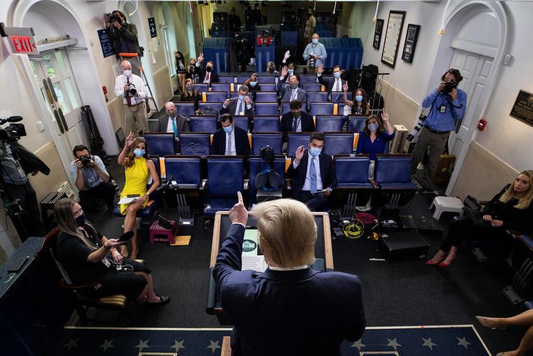 Trump tijdens een vragenuurtje met de pers. Veel poststemmen vanwege corona kunnen voor problemen zorgen in november. Beeld AP