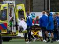 VEVO-speler Jonas Faber verlaat per ambulance het veld in Heerde. Het duel tegen SEH werd bij 0-0 gestaakt en niet meer hervat.