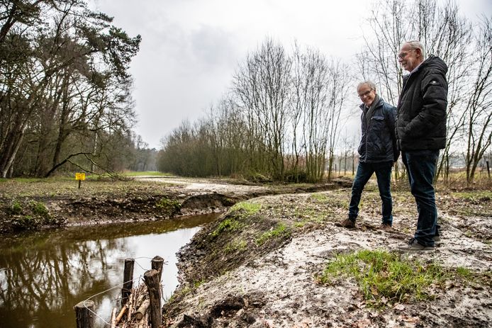 De dorpsraad van Lage Mierde, met Ad Schots (links) en Cees Paridaans, inventariseert de bestaande wandelroutes en voegt er enkel nieuwe aan toe zoals bij de nu meanderende beek de Reusel.