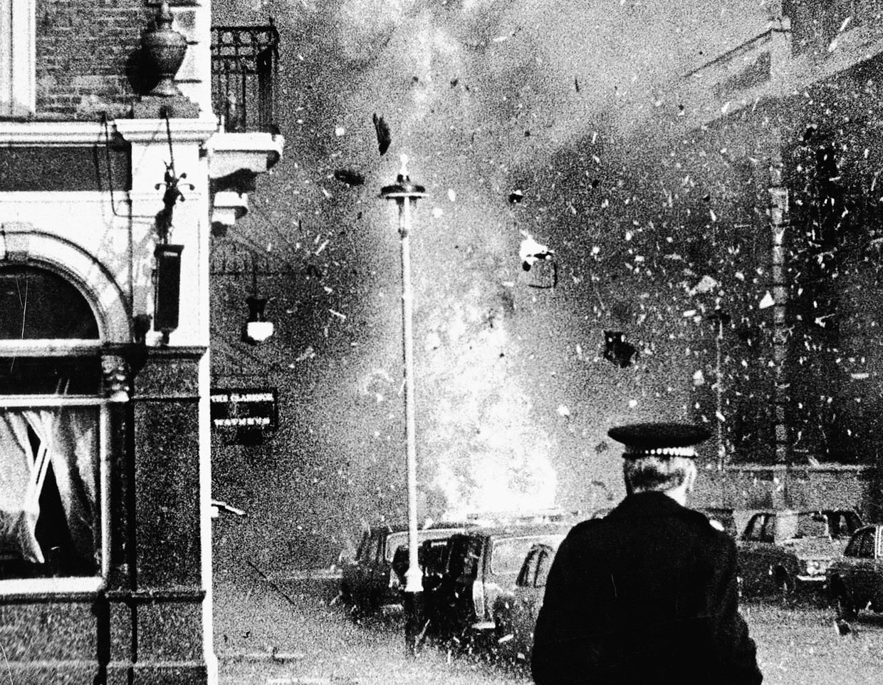 Een explosie bij Scotland Yard in London, veroorzaakt door de IRA. Beeld 