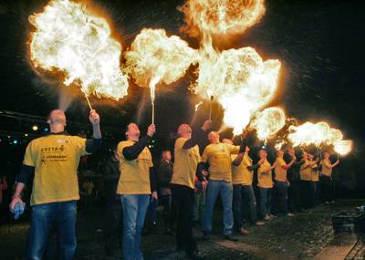Gemeente Ommen en vuurspuwers steggelen over wereldrecord