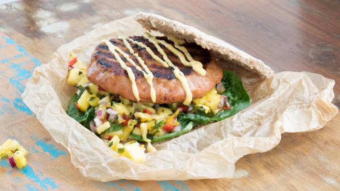 Wat Eten We Vandaag: Hawaï kipburger met ananassalsa
