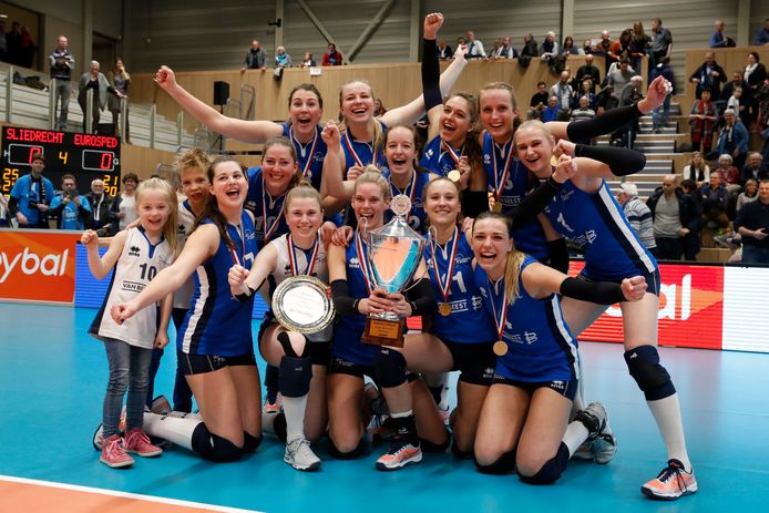 De dames van volleybalvereniging Sliedrecht Sport poseerden zondagavond in Hoogeveen met de nationale beker.