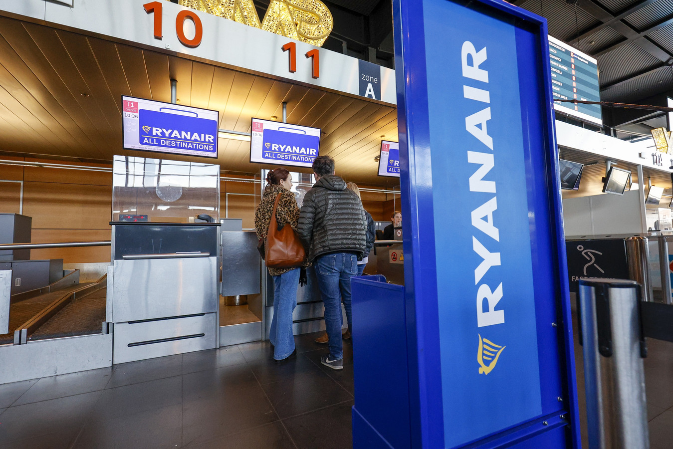 Se puede llevar portatrajes en ryanair