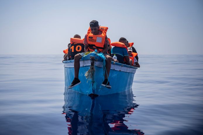 Migranten vlakbij het Italiaanse eiland Lampedusa