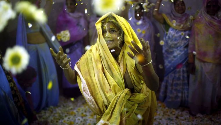 Een jonge weduwe viert Holi in Vrindavan. Beeld reuters