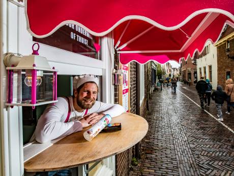 Meneer Pannenkoek flyert in zijn oude bezorgwijk: ‘Ik weet dat er toekomst in mijn bedrijf zit’