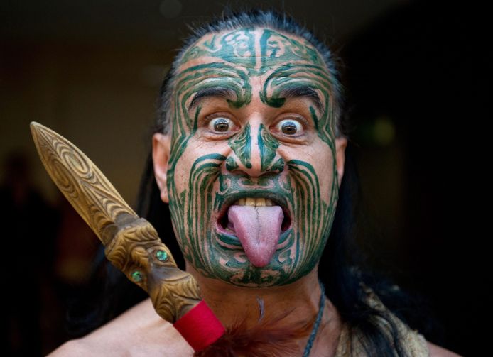 Maori man Wetini Mitai-Ngatai laat zijn strijdgezicht zien.