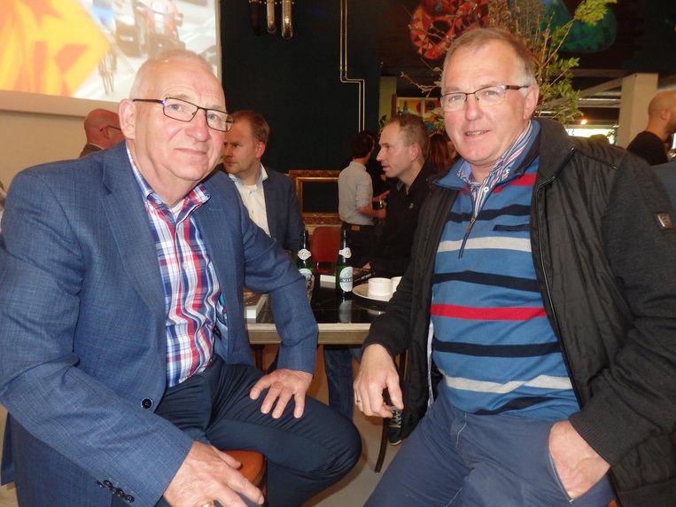 Speaker Andries Nieuwenhuis, Fries fenomeen, en Albert Helfrich, voorzitter wielercomité Surhuisterveen. Beeld Schuim