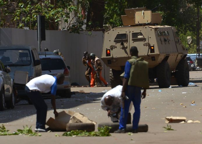 Een aanval op de Franse ambassade in  Ouagadougou, de hoofdstad van Burkina Faso in maart vorig jaar. Archieffoto.