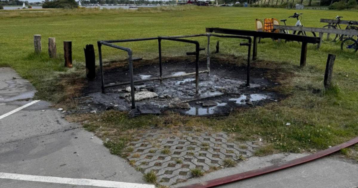 Wat een poepzooi: dixies branden af bij Veerse Meer