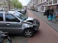 Den Haag - Een automobilist heeft zondag aan het einde van de middag veel schade veroorzaakt op de Groot Hertoginnelaan.