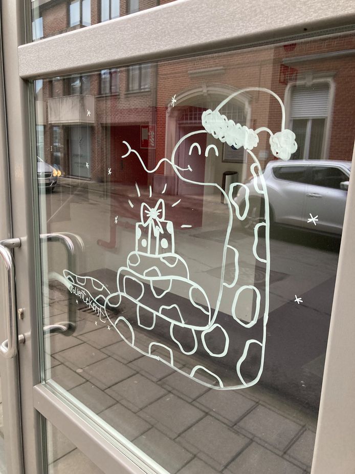 De ramen werden versierd voor Kerstmis.