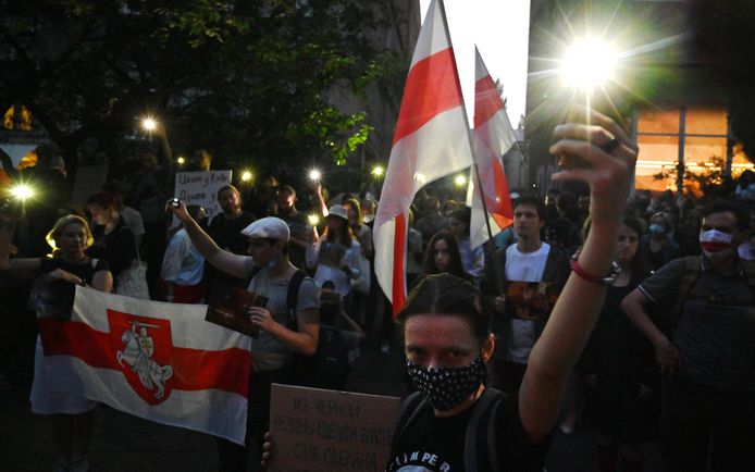 Massale demonstraties tegen het regime.